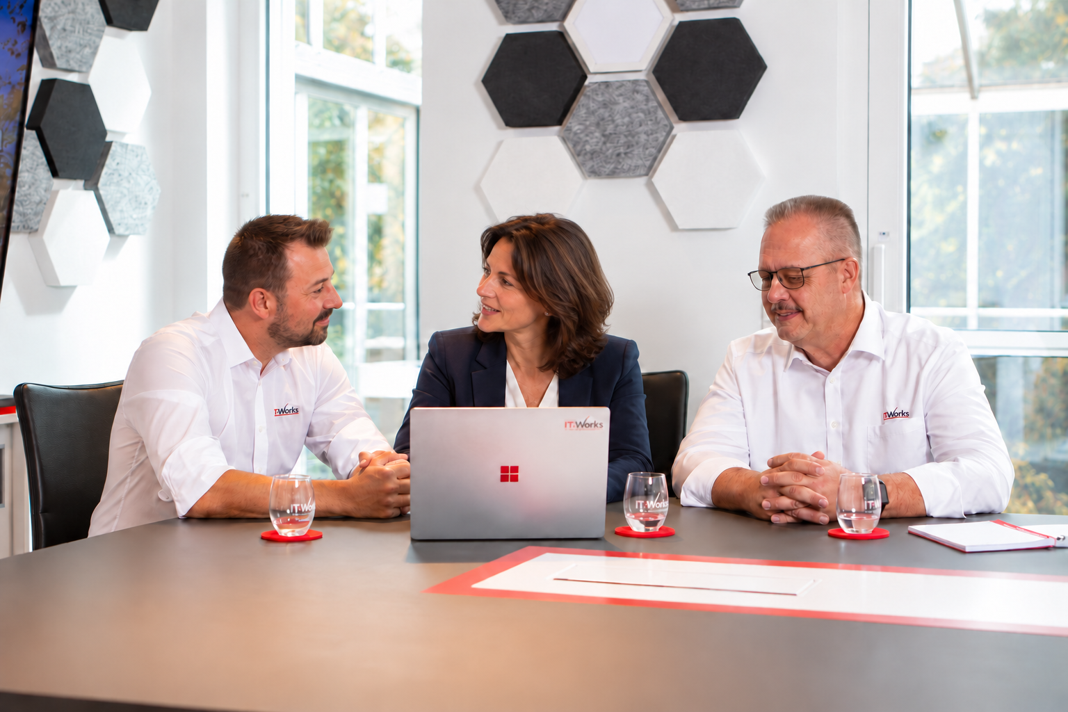 Bearbeitete Beratungsszene mit zwei IT-Works-Mitarbeitern und einer Kundin